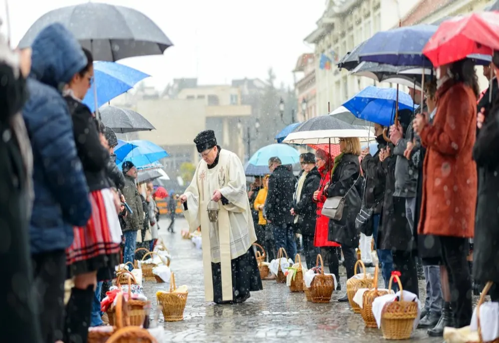 Ceremonie de sfinţire a bucatelor de Paştele catolic, în Piaţa centrală din Sfântu Gheorghe