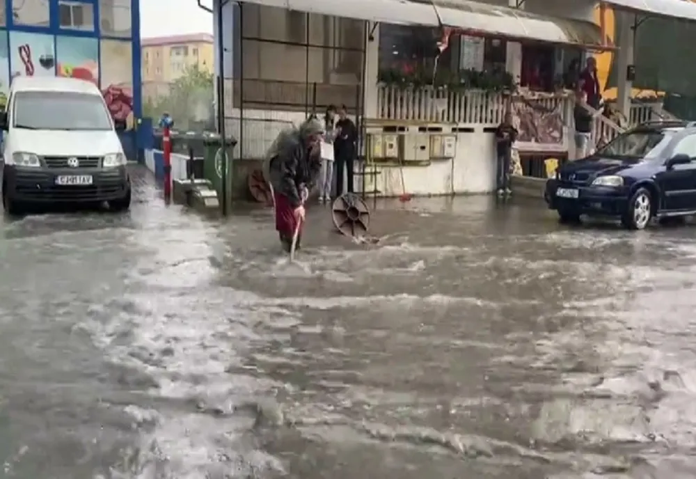 Inundații masive, curți și livezi distruse de ploile torențiale din țară - Avertizări de cod portocaliu și galben de ninsori și viscol