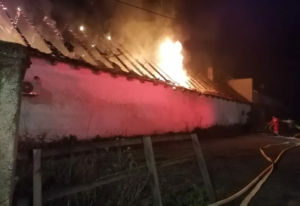 O casă din localitatea Ozun a luat foc