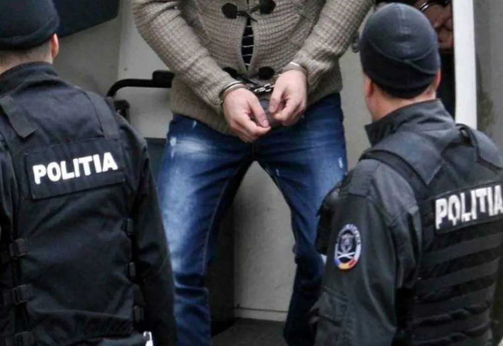 RECIDIVIST ARESTAT LA REȘIȚA DUPĂ CE A LOVIT CU BESTIALITATE UN BĂRBAT PE STRADĂ