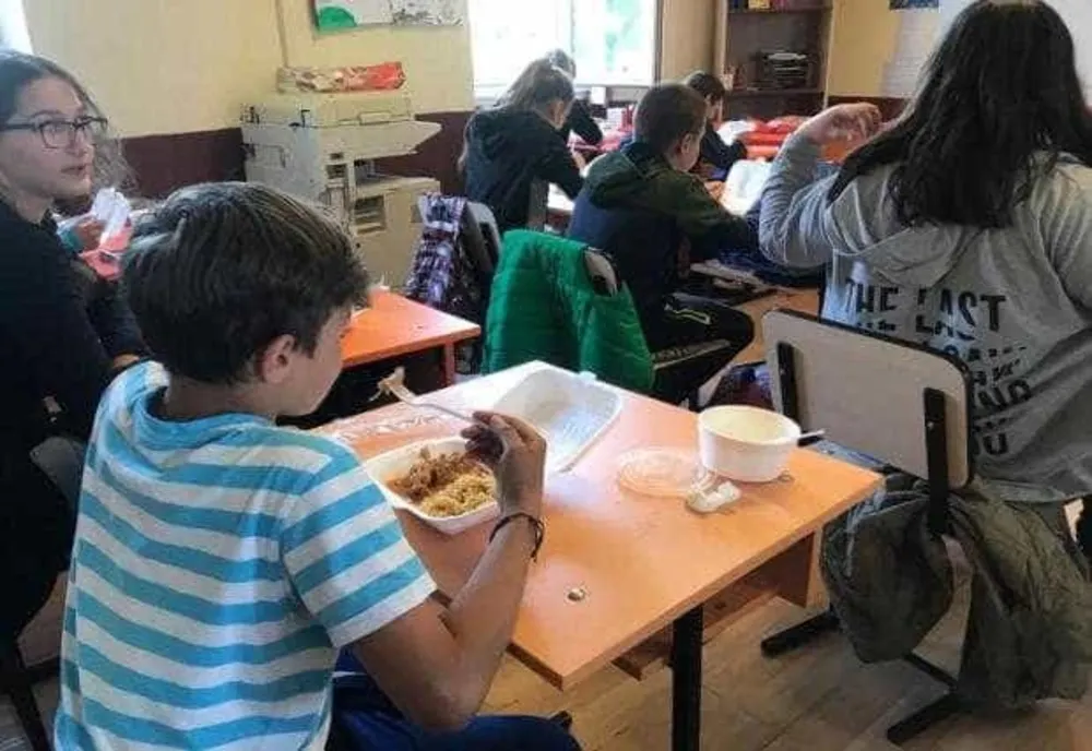 PROGRAMUL „MASĂ SĂNĂTOASĂ ÎN ŞCOLI”, SUPLIMENTAT CU 9,5 MILIOANE DE LEI