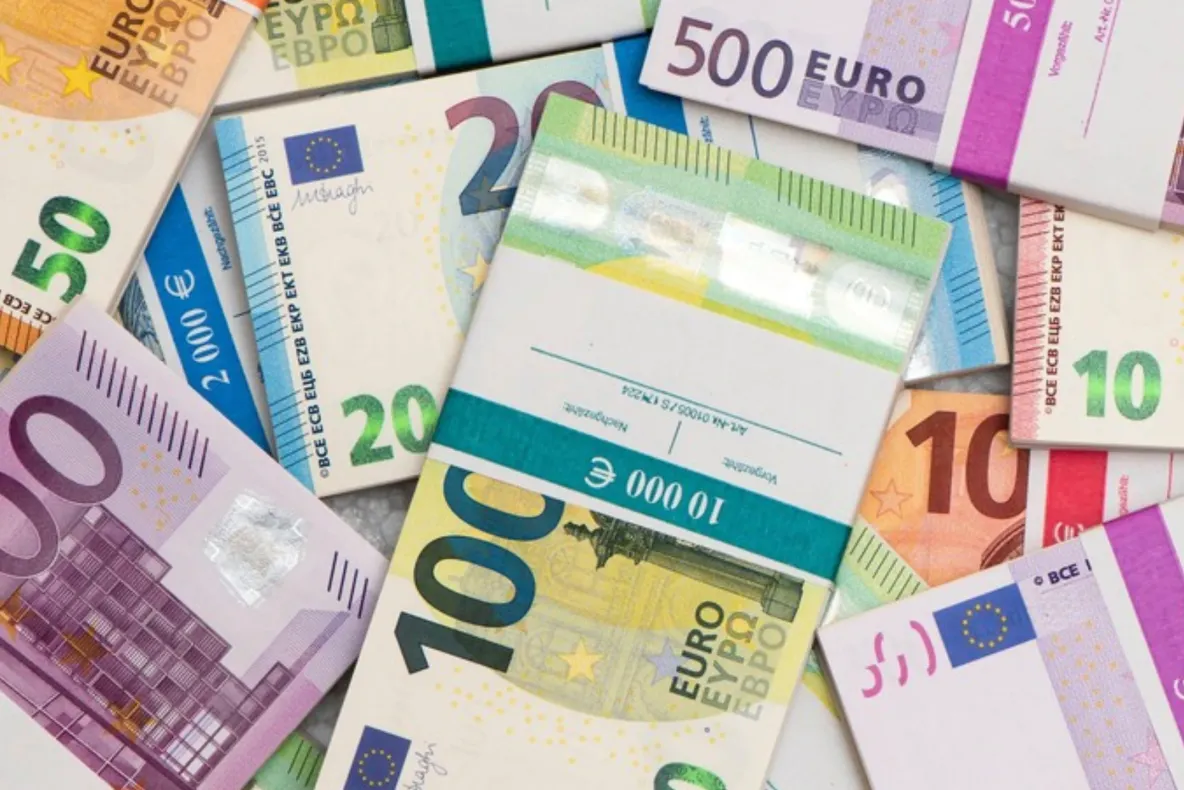 Rate mai mari la creditele în valută: Cursul euro cedează sub presiunea dezechilibrelor interne
