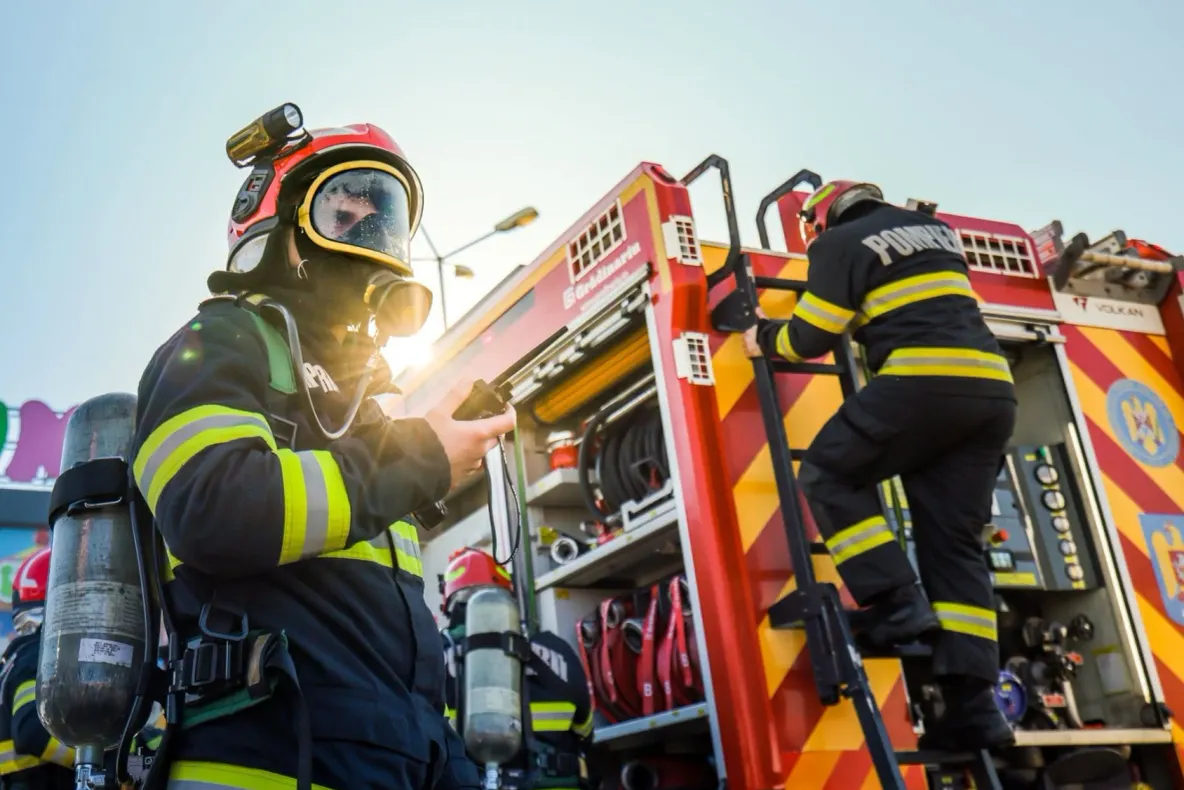 Incendiu puternic la o firmă din Sfântu Gheorghe. Acoperișul și fațada clădirii, afectate de flăcări