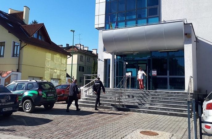 Protest al covăsnenilor afectaţi de inundaţii, la sediul Agenţiei de Inspecţie Socială din Braşov