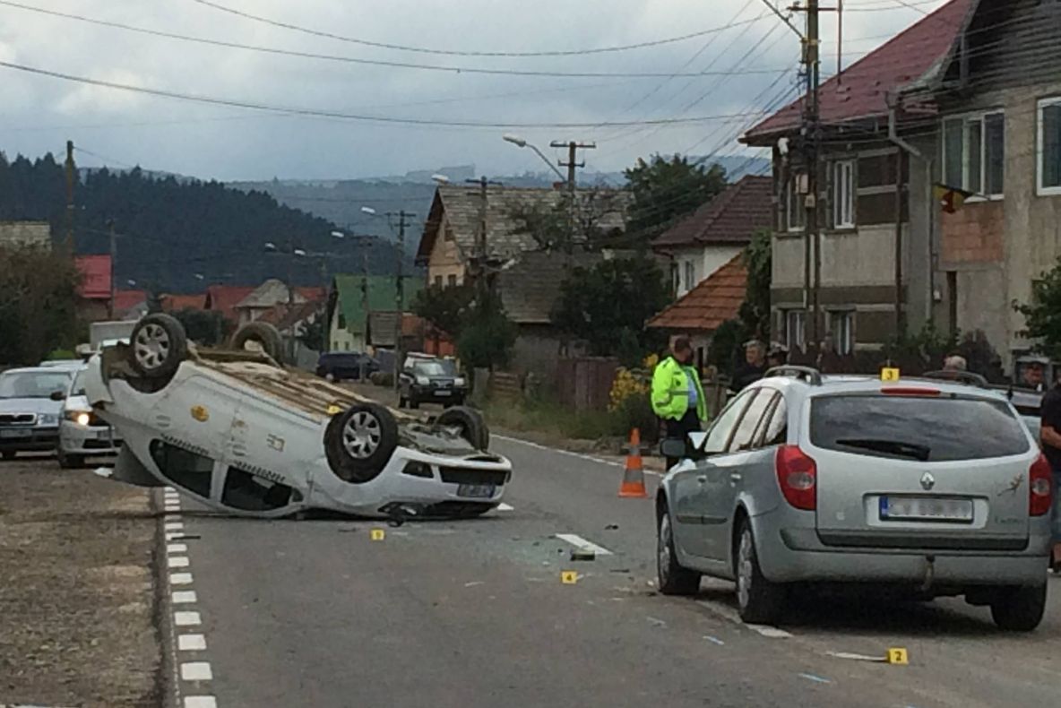 Persoană rănită după ce o maşină s-a răsturnat complet la Întorsura Buzăului