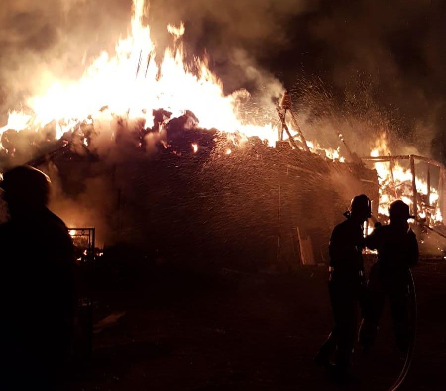 Incendiu puternic la Belin. Pompierii s-au luptat 7 ore cu flăcările