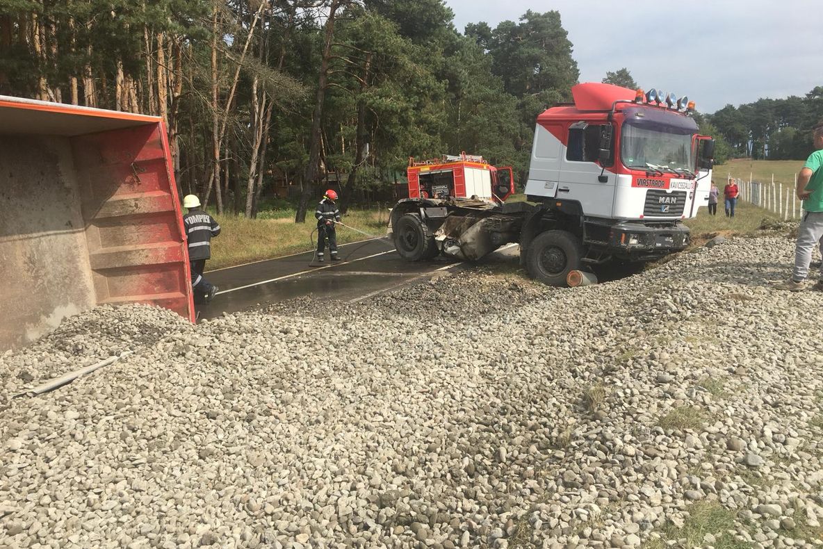 VIDEO | Un autocamion plin cu pietriş s-a răsturnat pe DN13E în judeţul Covasna