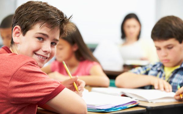 Elevii covăsneni merg la școală pe 5 octombrie de Ziua Mondială a Educației