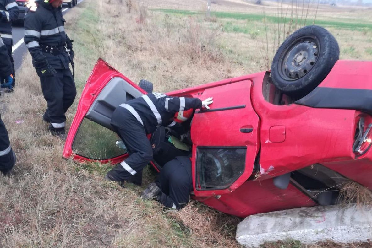 Accident pe DN12 între Sfântu Gheorghe şi Miercurea Ciuc. O maşină s-a răsturnat în afara drumului