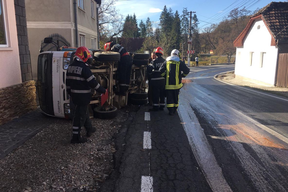 VIDEO. Autoutilitară răsturnată într-o curbă la Vâlcele