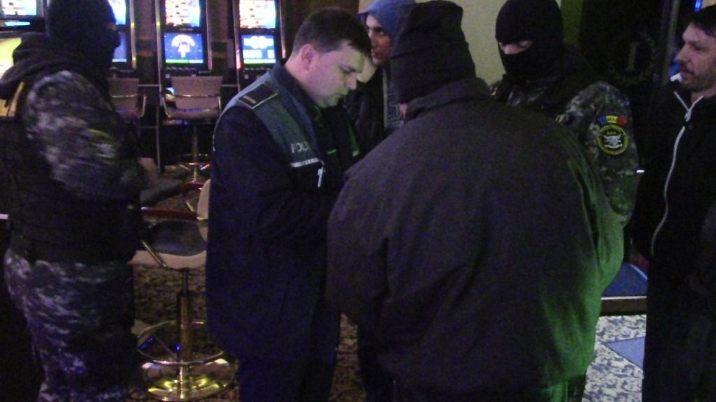 Razie a poliţiştilor în cluburile şi barurile din Sfântu Gheorghe