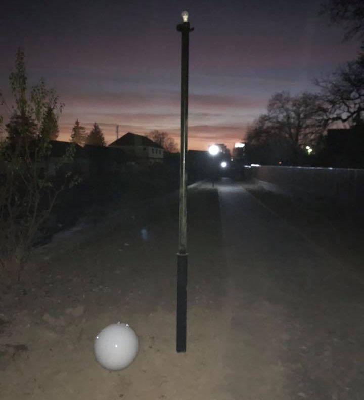 După ghivecele cu flori, mai multe corpuri de iluminat au fost distruse în stațiunea Covasna