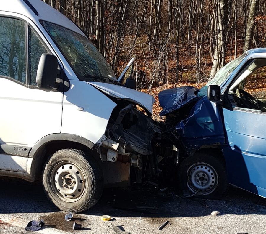 O dubă a Jandarmeriei, implicată într-un accident cu şapte victime pe DN10