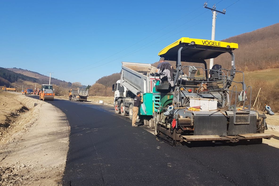 În câteva zile se va putea circula din nou pe DN11B, distrus de inundaţii