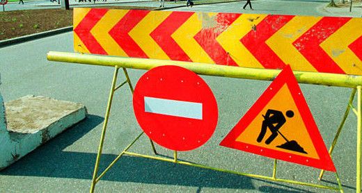 Au început lucrările de reabilitare pe strada Kós Károly, sensul de intrare în oraş