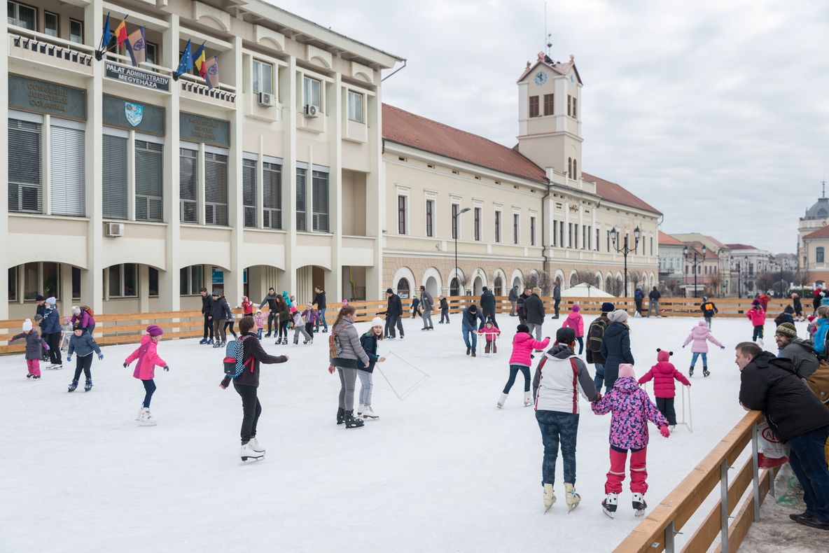 Patinoar, lumini speciale şi un orăşel al copiilor, de sărbători la Sfântu Gheorghe