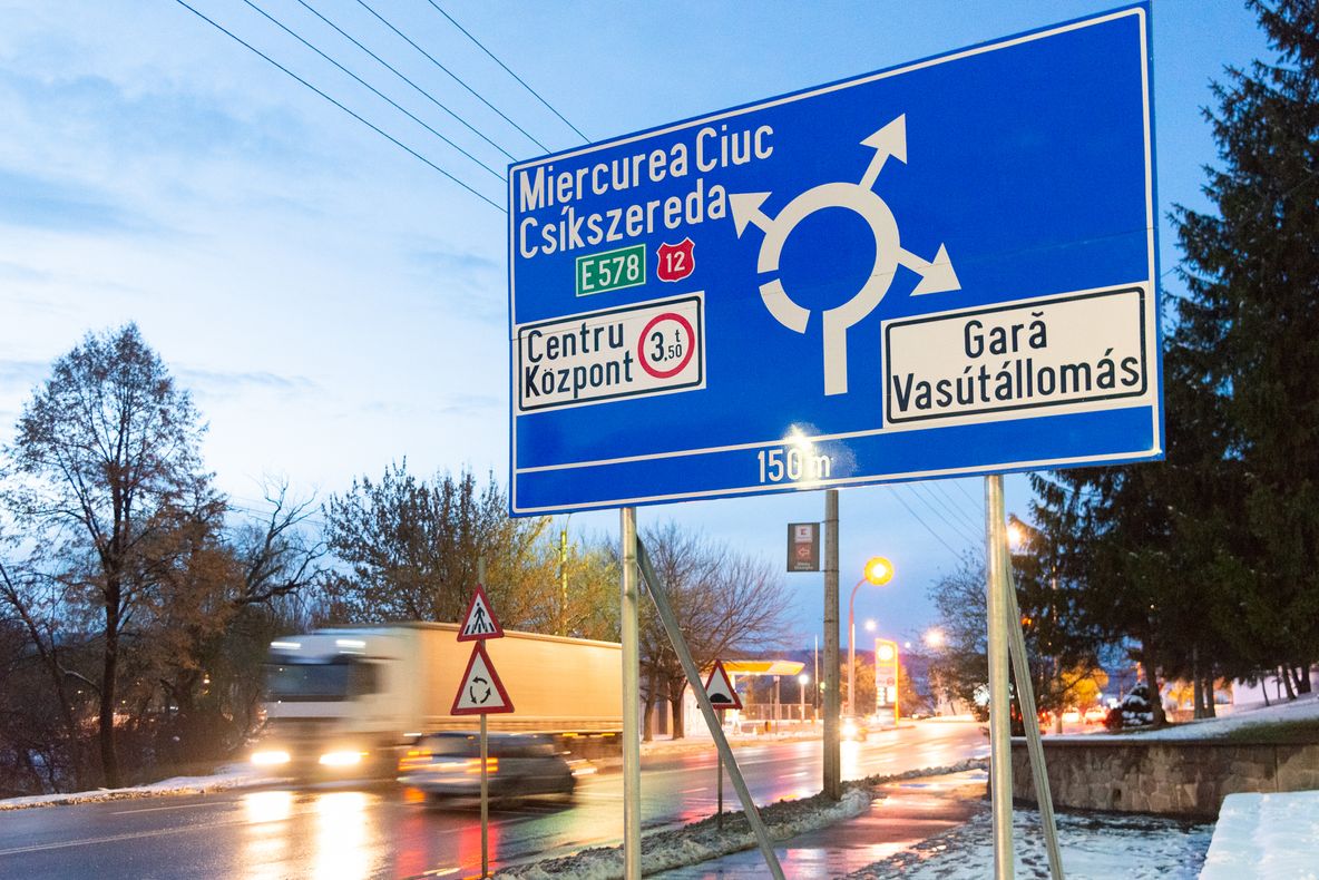 Noi plăcuţe rutiere bilingve pe străzile Lunca Oltului şi Lt. Păiuş David