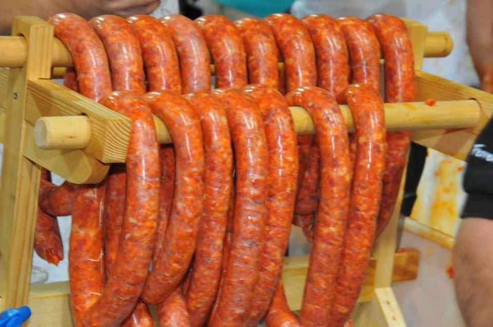 Cârnat uriaș de 10 metri și mic dejun din 600 de ouă, la Parada cârnaților de la Sfântu Gheorghe