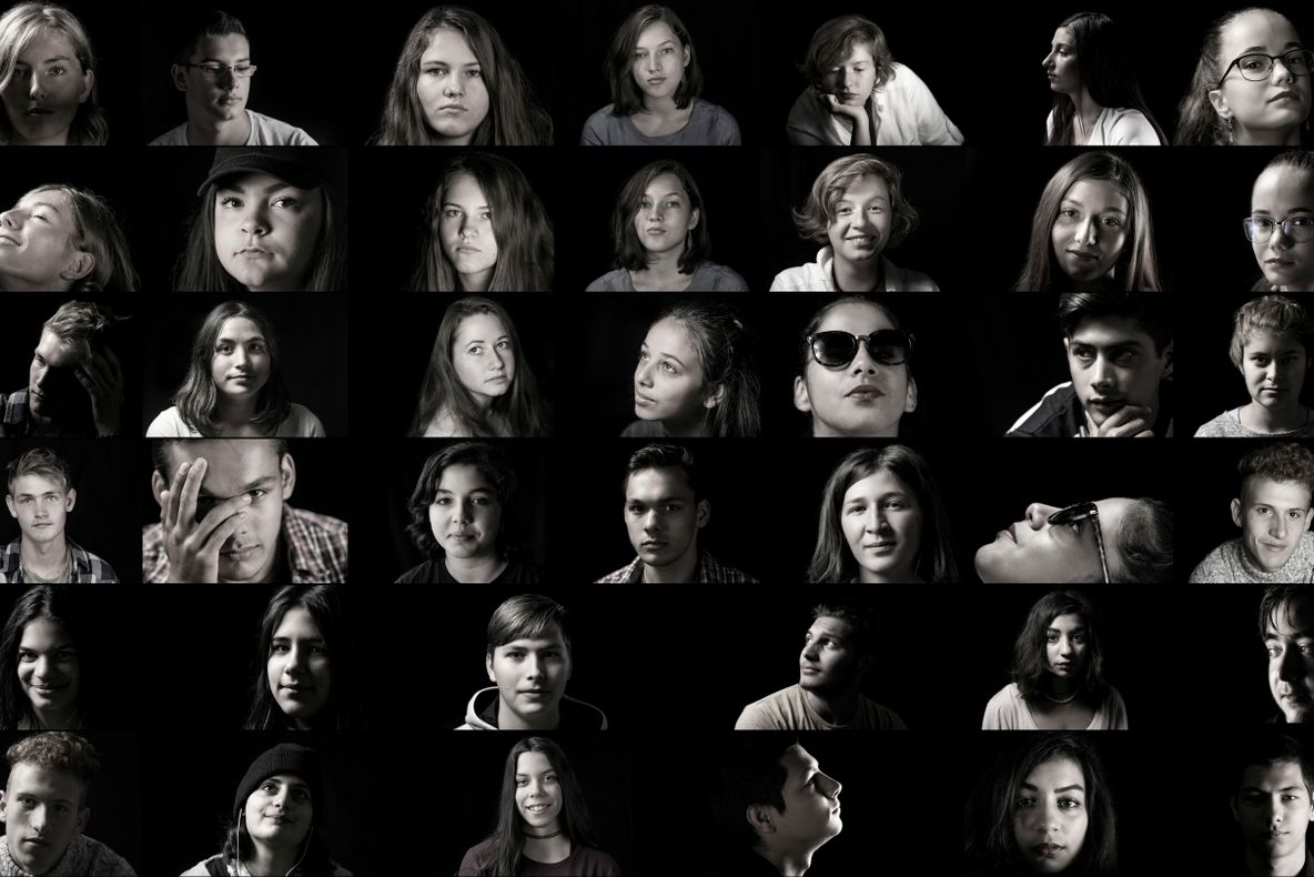 Expoziţie de portrete ale tinerilor instituționalizați din Covasna și Harghita