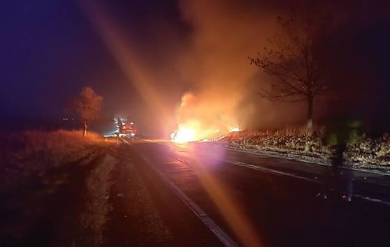 Incendiu la un autoturism pe DN11 lângă Cernat
