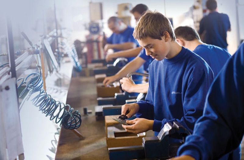 Sprijin financiar de peste 2.000 de lei pentru angajatorii care încheie contracte de ucenicie