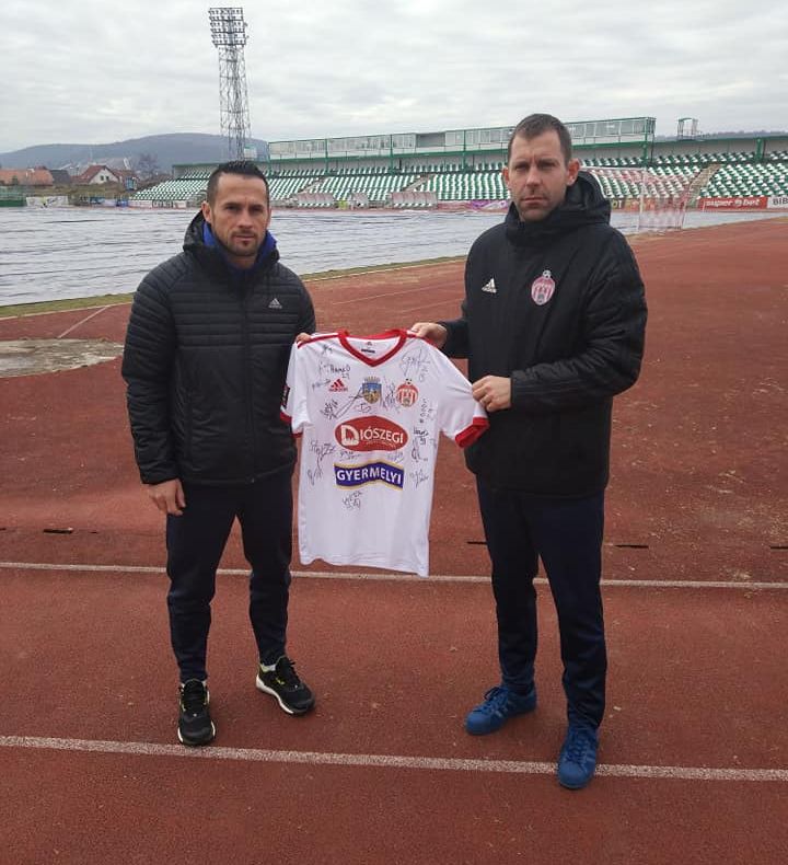 Mănuși de portar și tricou cu semnăturile echipei Sepsi OSK, licitate online în cadrul unei campanii umanitare