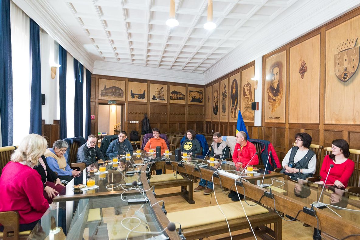 Persoanele cu dizabilități pregătesc decoraţiunile de sărbători pentru sediul Primăriei Sfântu Gheorghe