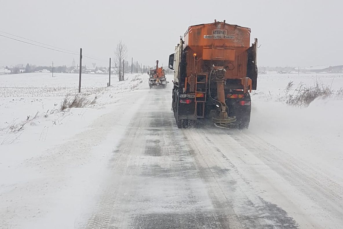 Un drum judeţean şi unul comunal rămân închise din cauza vremii în judeţul Covasna