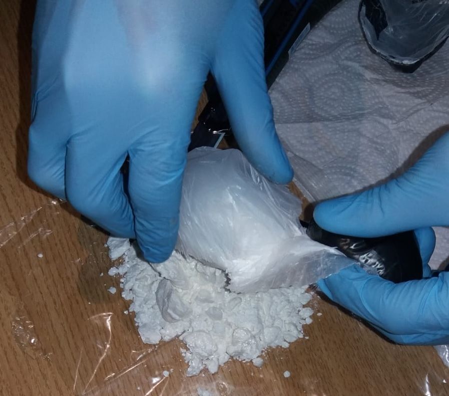 Traficant de droguri, prins în flagrant de poliţiştii covăsneni cu 70 de grame de cocaină