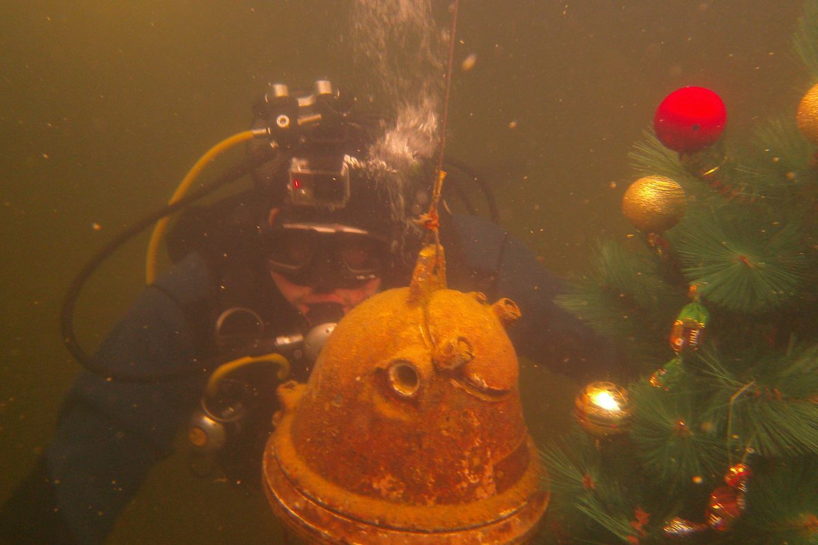 Brad de Crăciun împodobit sub apă în judeţul Covasna