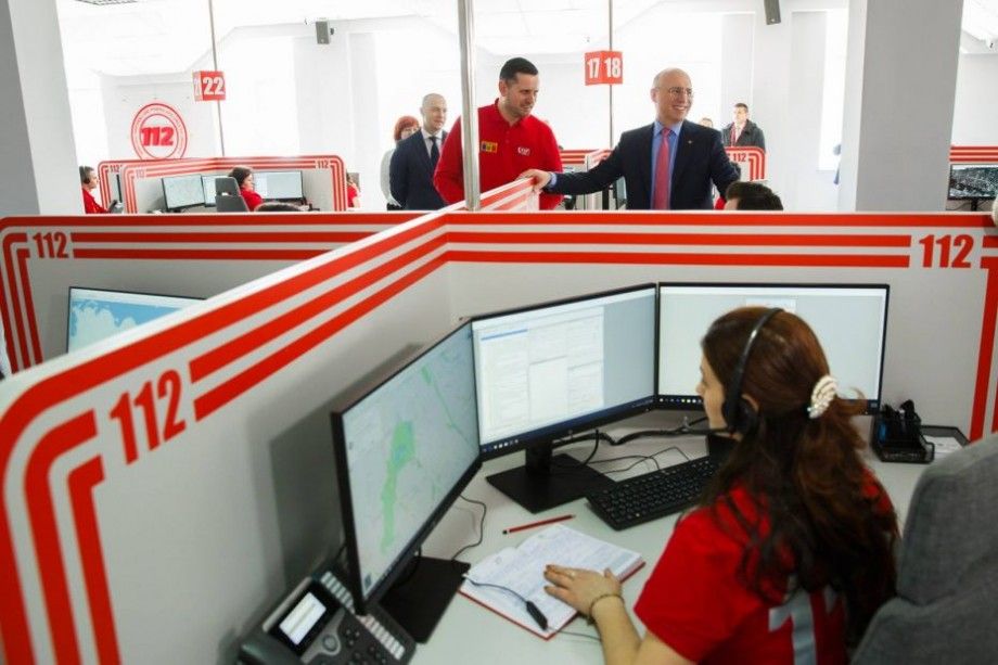 Un covăsnean a cerut ajutorul poliției pentru că era atacat... cu bulgări de zăpadă