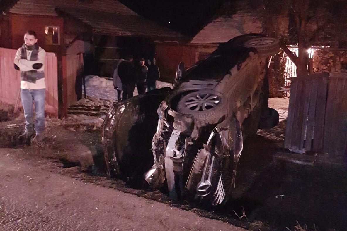 Accident pe DN11 la Cernat. O maşină s-a răsturnat peste un gard