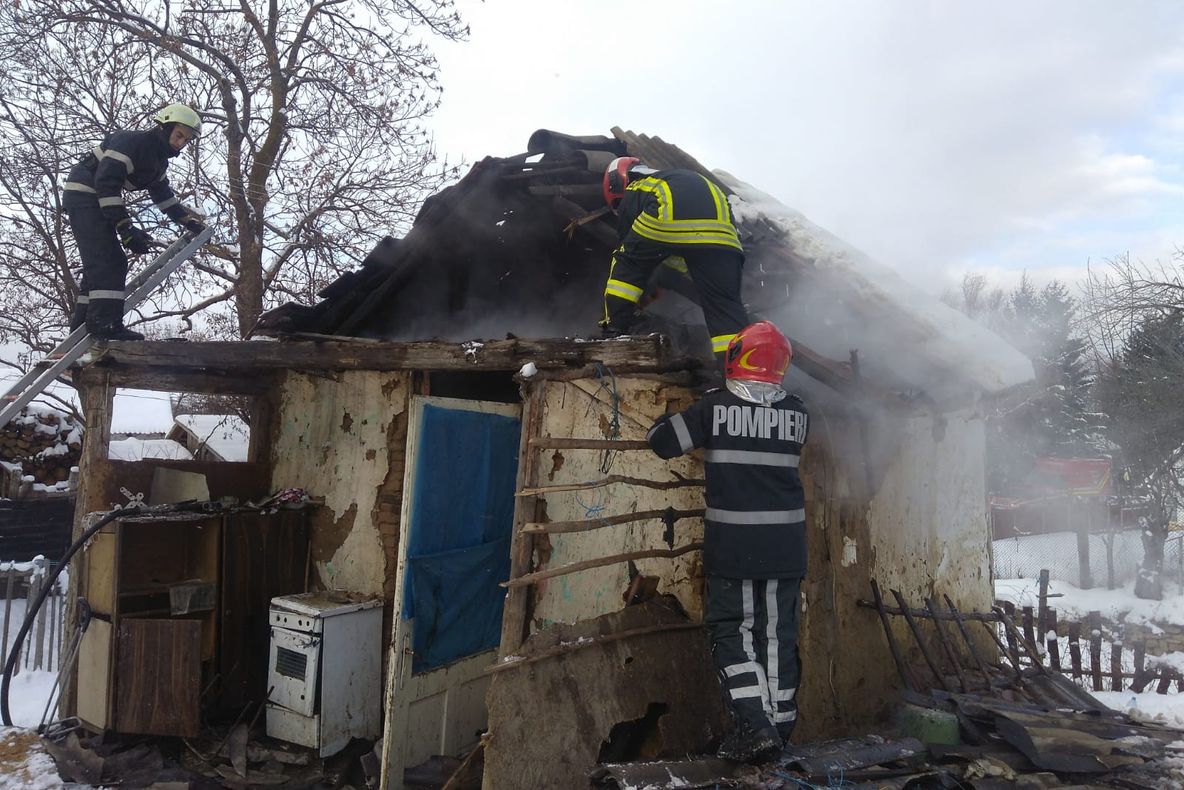 VIDEO. Incendiu la acoperişul unei case din Fotoş