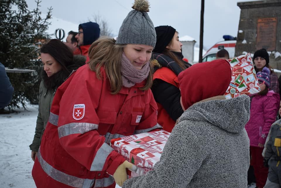 Aproximativ 400 de pachete cu alimente de bază, distribuite de voluntarii Serviciului de Ajutor Maltez, în weekend