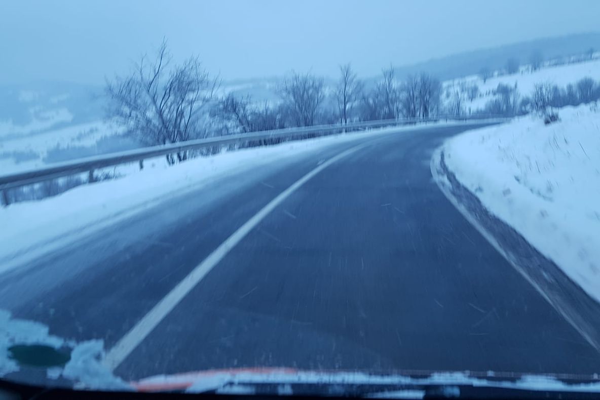 Nu sunt probleme pe drumurile naţionale din judeţ după prima ninsoare din 2019