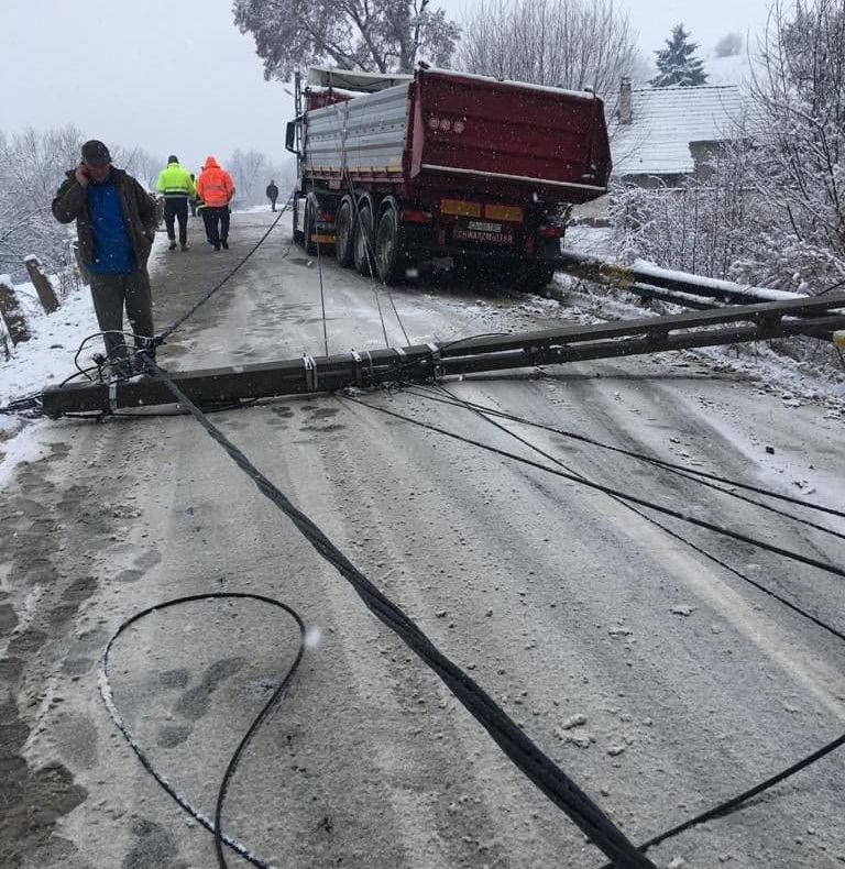Stâlp de electricitate dărâmat de un autocamion, pe DN13, la Araci