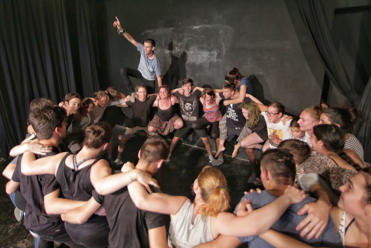 Trupa Osonó din Sfântu Gheorghe, proiecte destinate tinerilor talentaţi