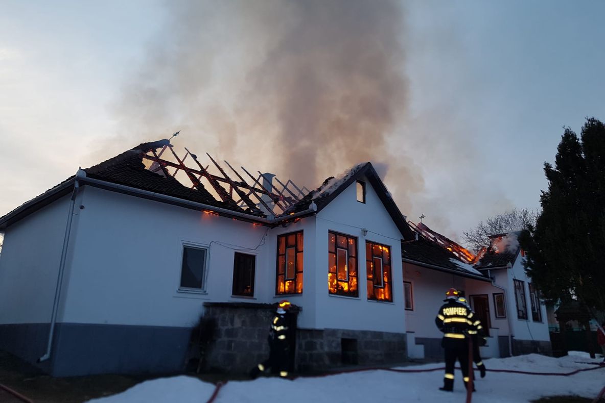 Incendiu duminică dimineaţă la o casă parohială din Bixad