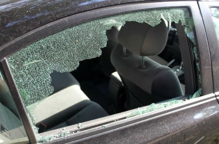 Minor din Araci cercetat de poliţişti pentru furt din maşini