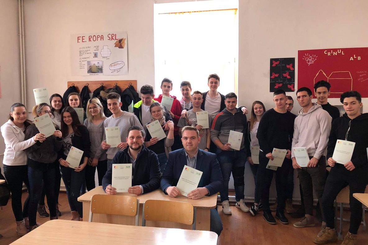 Broșura Maghiari celebri din România Centenară, distribuită în două licee din Sfântu Gheorghe