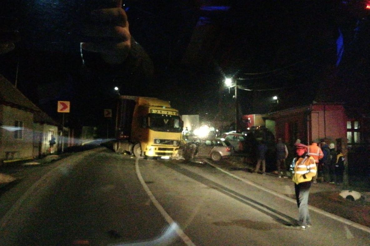 Accident cu doi răniţi grav pe DN12 în judeţul Covasna