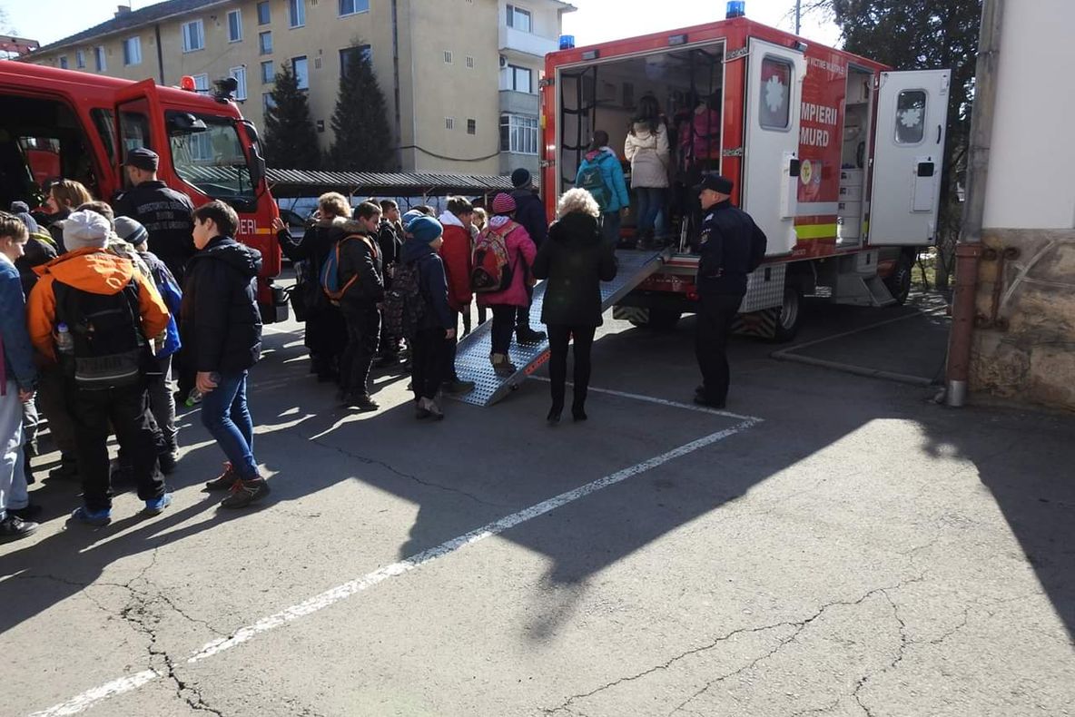 Peste 80 de elevi şi profesori din Sfântu Gheorghe, în vizită la ISU Covasna, la 42 de ani de la cutremurul din 1977