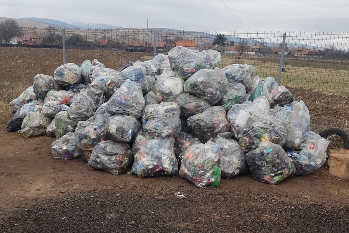 Gunoaie strânse de drumari pe DN11 în zona Breţcu – Oituz