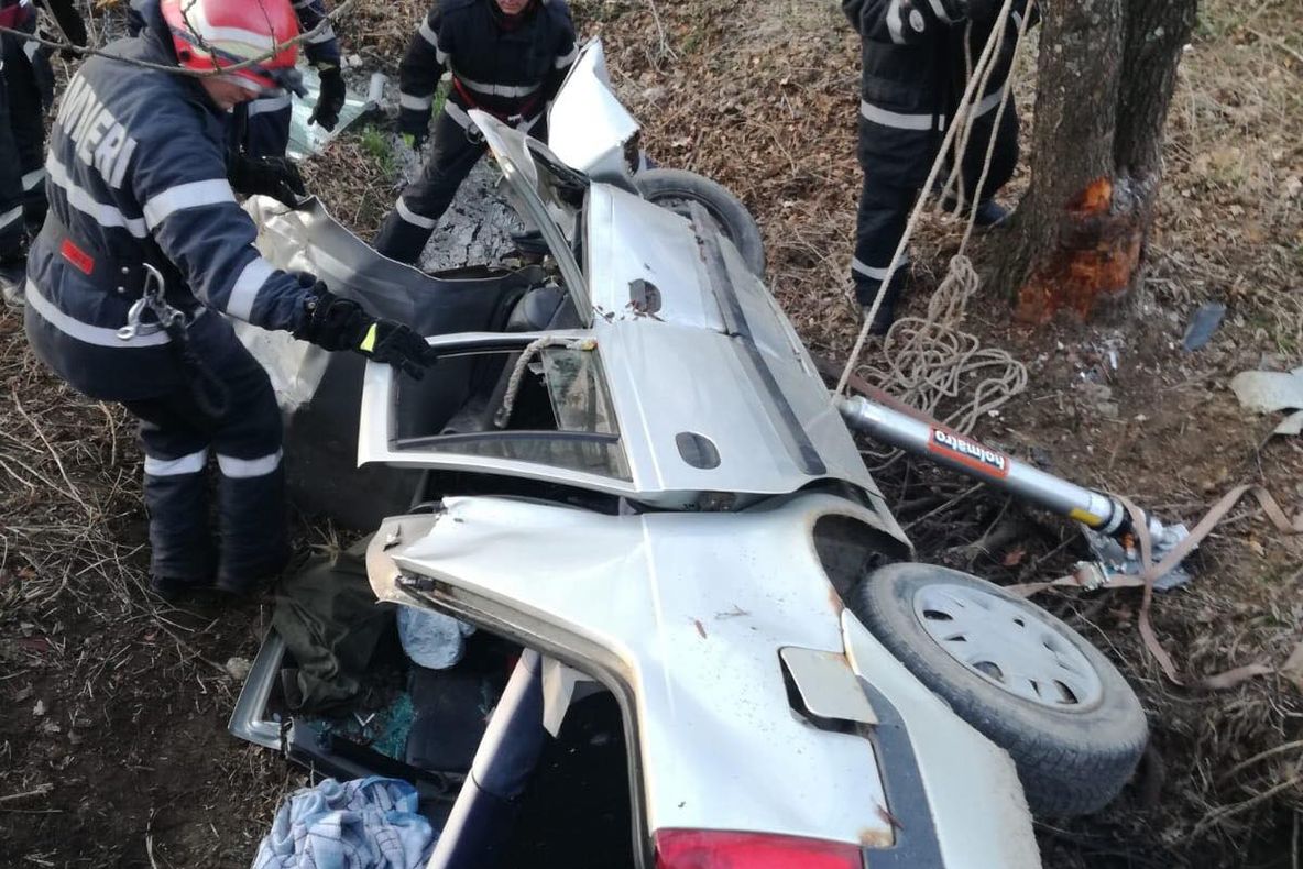 Maşină căzută într-o râpă între Sfântu Gheorghe şi Vâlcele