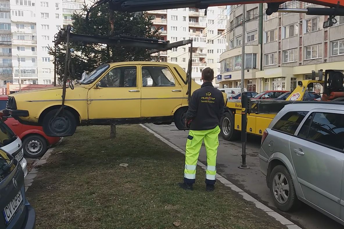 Primăria Sfântu Gheorghe continuă ridicarea mașinilor abandonate pe domeniul public al orașului