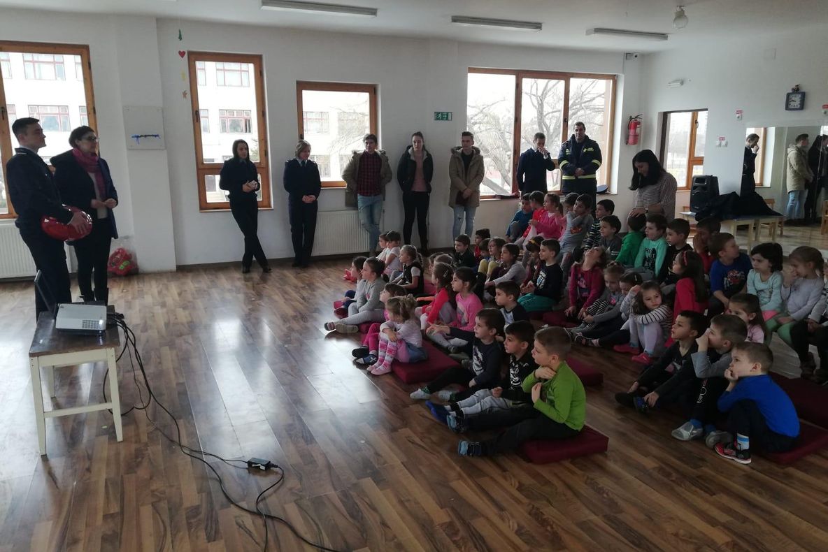 Pompierii covăsneni, lecții practice în școli: „Copiii sunt viitorul nostru, de aceea este foarte important ca ei să fie cât mai bine pregătiți”