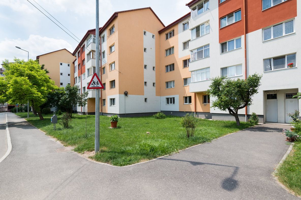 Locuitorii din Sfântu Gheorghe au obligaţia de a asigura curăţenia în faţa blocurilor sau caselor