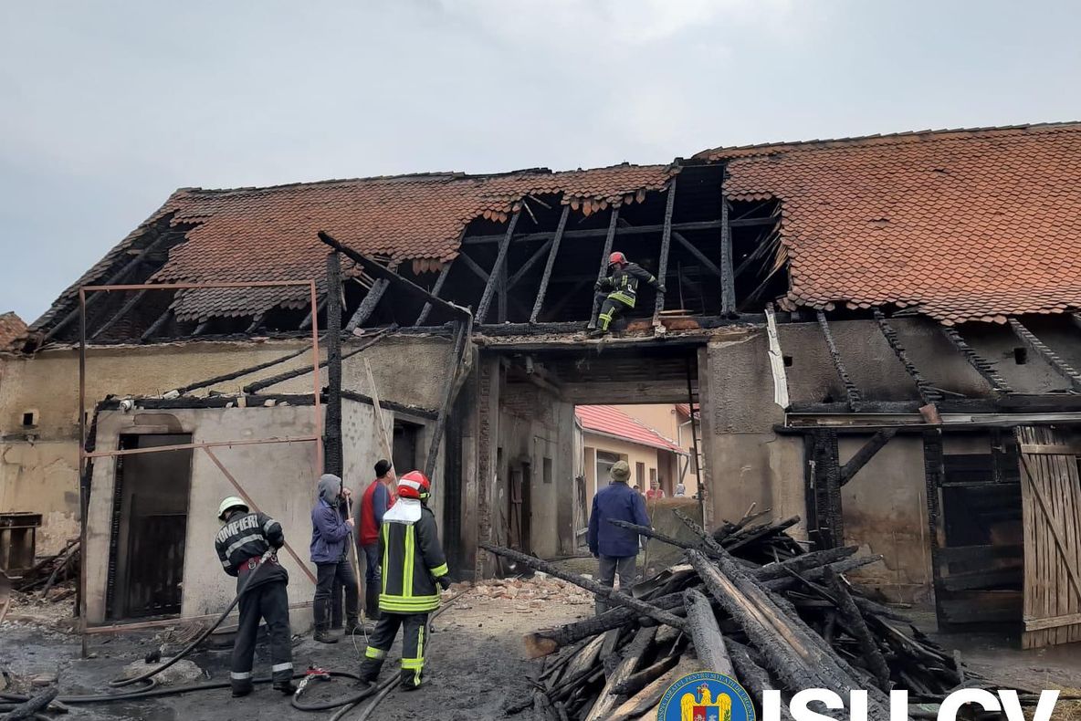 Incendiu puternic la Tălişoara. Patru ore de luptă cu flăcările