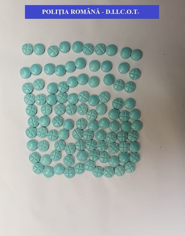 Tânăr arestat în urma unor percheziţii la persoane bănuite de trafic de droguri