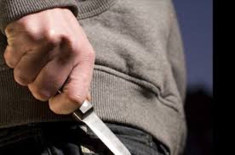 Poliţist atacat cu un cuţit de un covăsnean